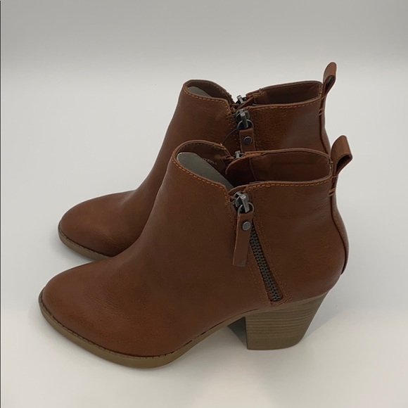 UNIVERSAL THREAD JAMESON FAUX LEATHER BOOTIE - Picture 3 of 10
